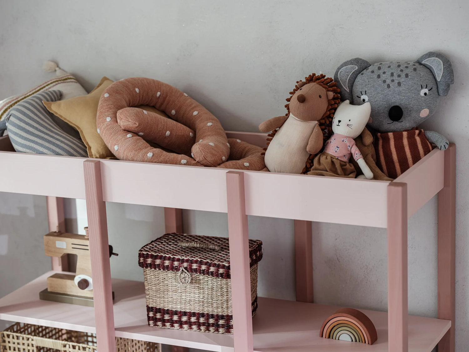 MEDINĖ KNYGŲ IR ŽAISLŲ SPINTA VAIKŲ KAMBARIAMS "TWEENS" Kinderis.eu