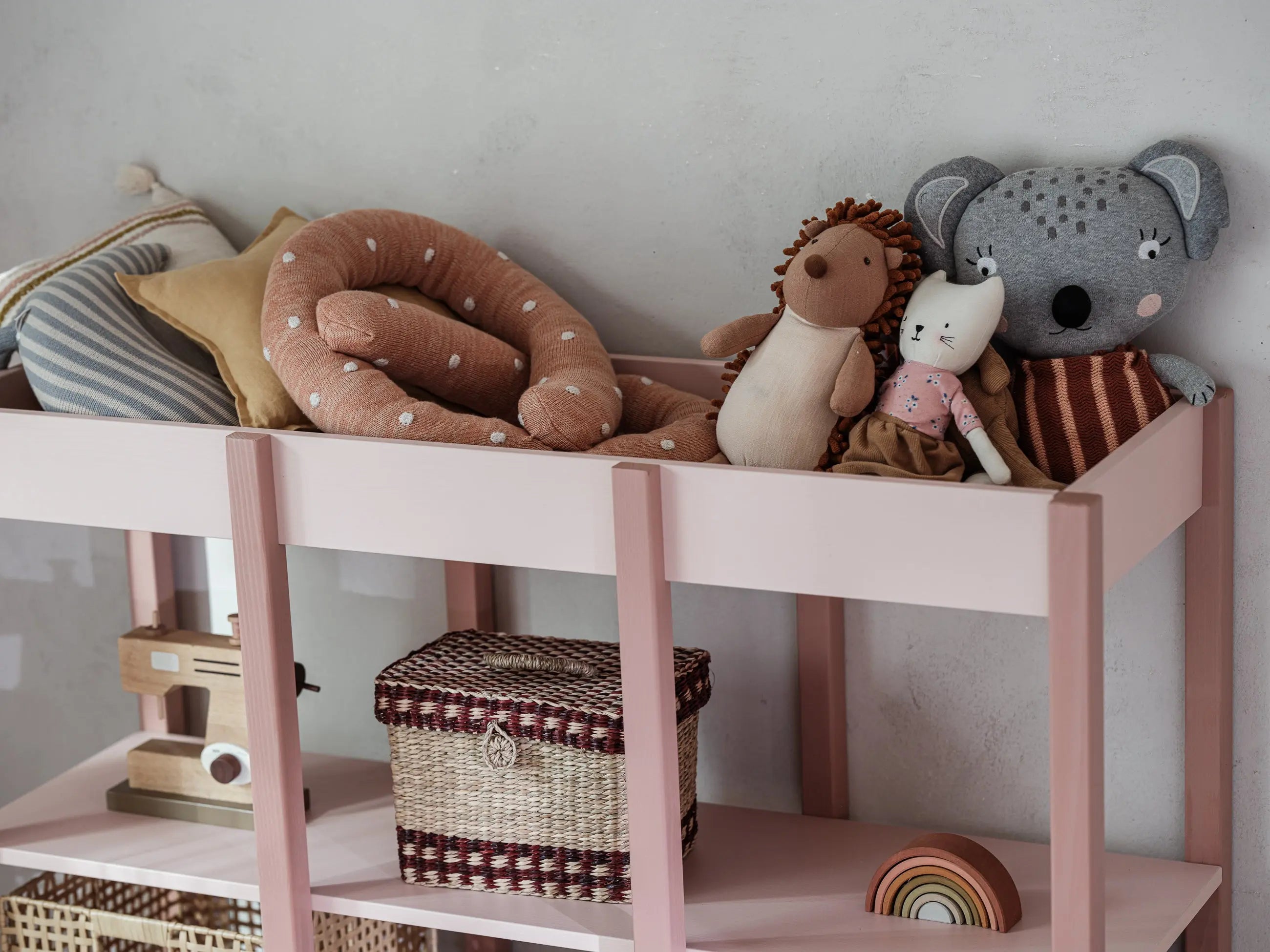 MEDINĖ KNYGŲ IR ŽAISLŲ SPINTA VAIKŲ KAMBARIAMS "TWEENS" Kinderis.eu