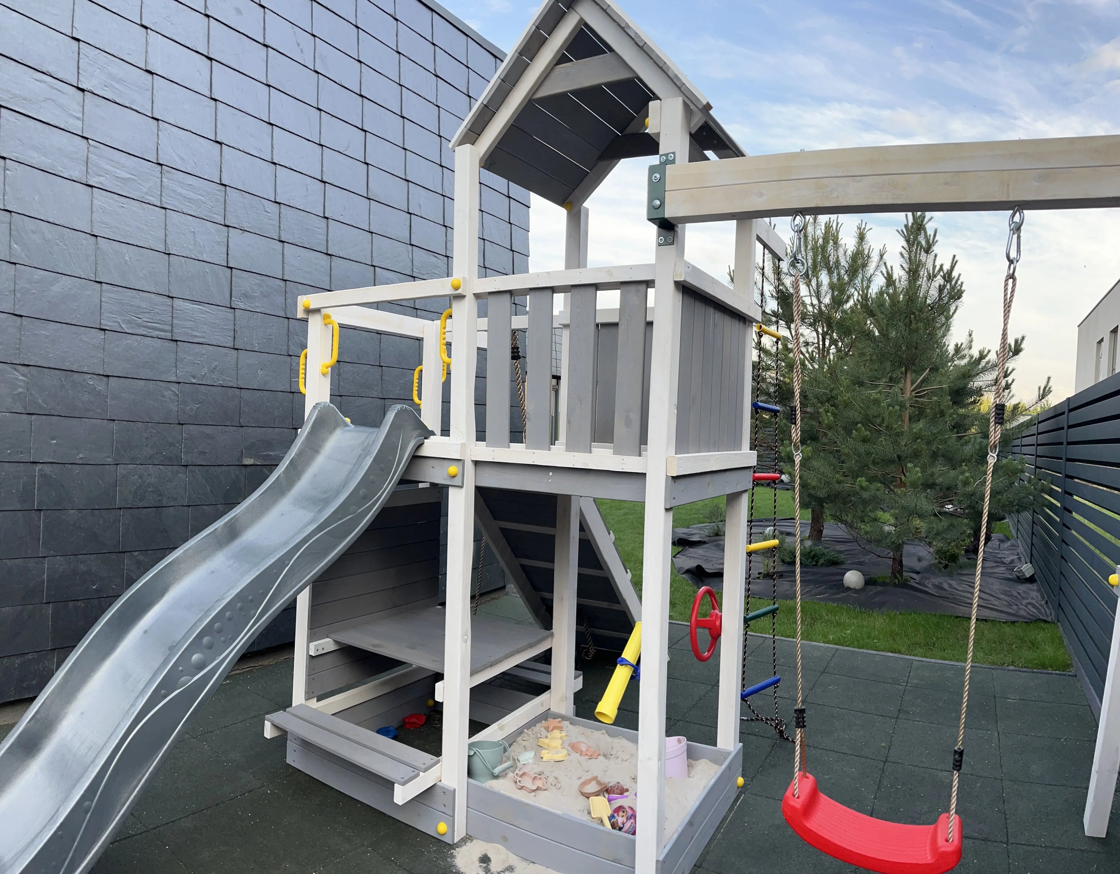 Medinė žaidimų aikštelė su sūpynėm "AKTYVUKAS GW" (balta-pilka) Kinderis.eu