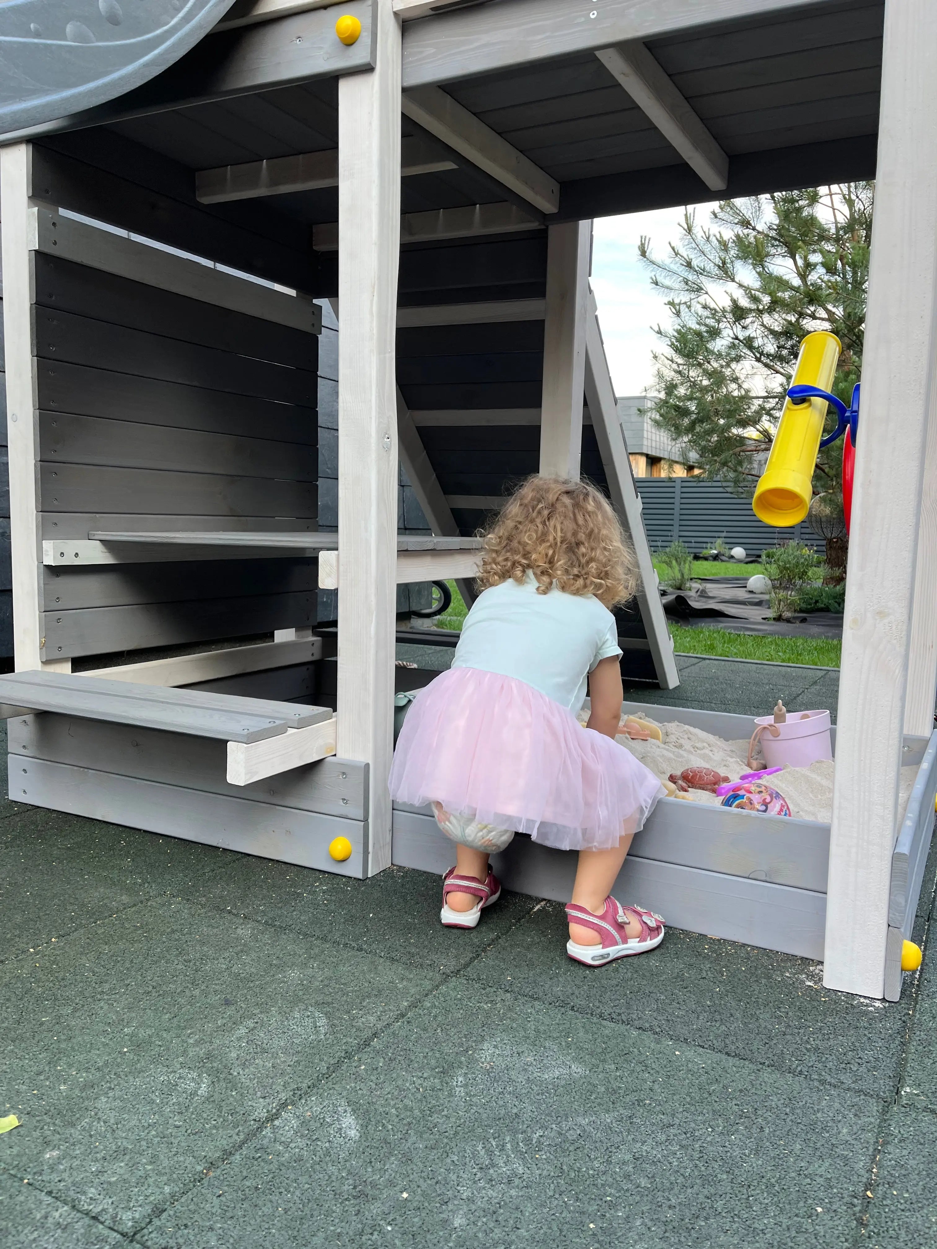 Medinė žaidimų aikštelė su sūpynėm "AKTYVUKAS GW" (balta-pilka) Kinderis.eu