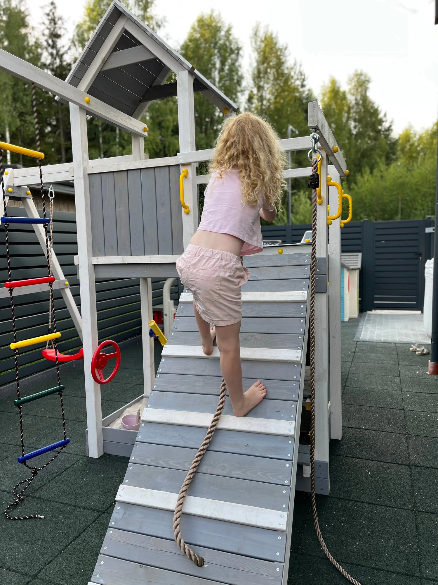 Medinė žaidimų aikštelė su sūpynėm "AKTYVUKAS GW" (balta-pilka) Kinderis.eu