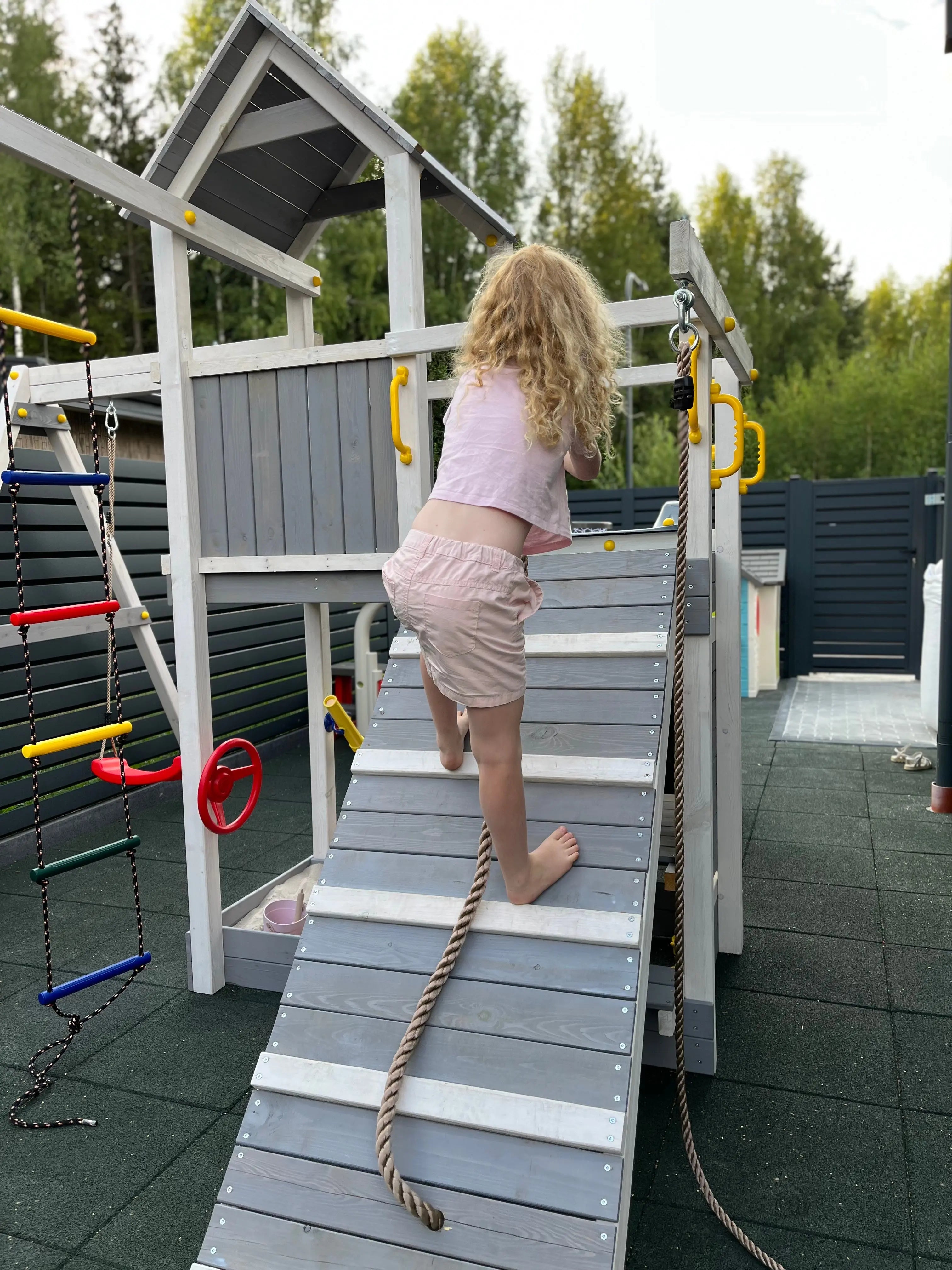 Medinė žaidimų aikštelė su sūpynėm "AKTYVUKAS GW" (balta-pilka) Kinderis.eu