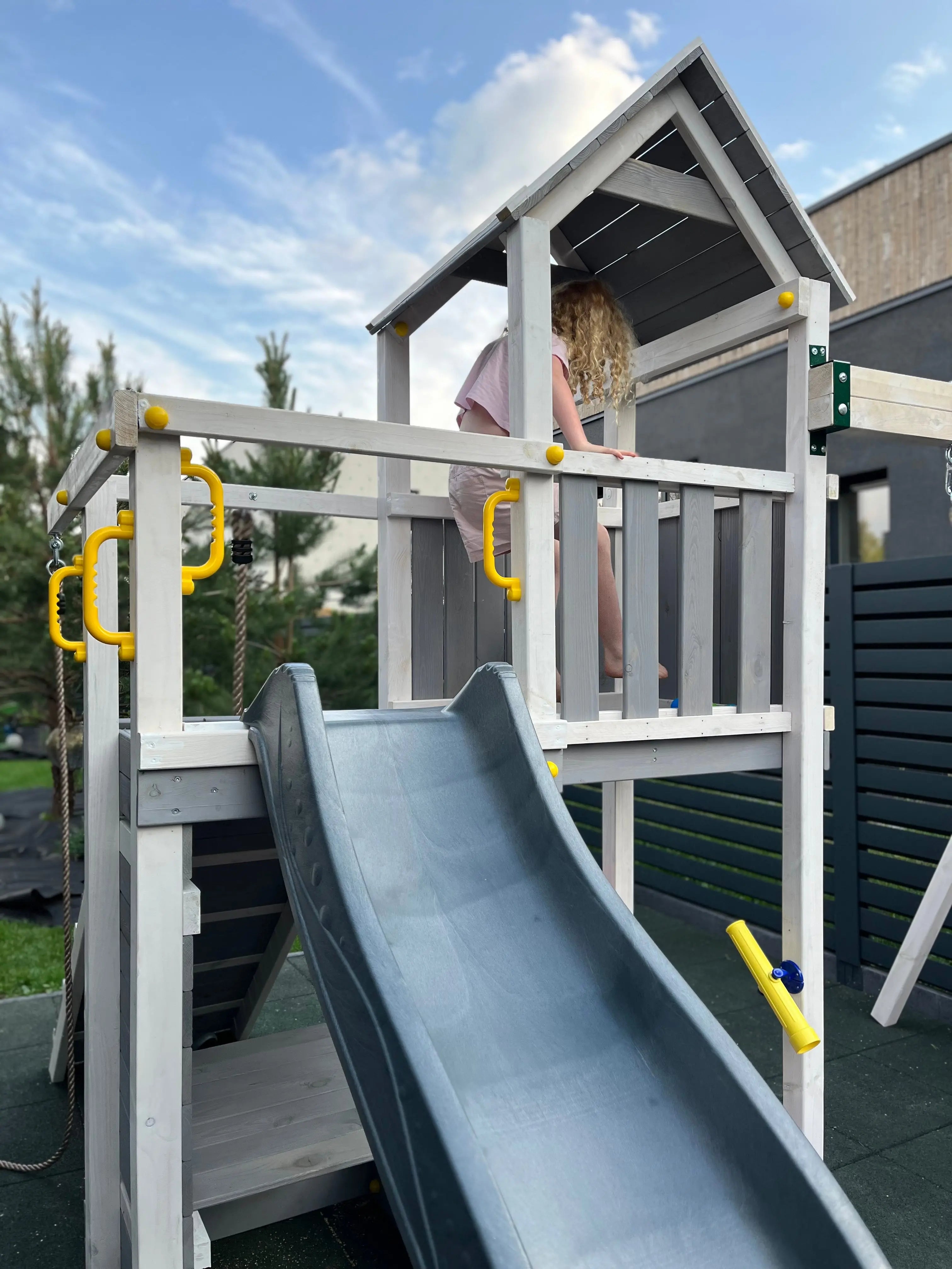 Medinė žaidimų aikštelė su sūpynėm "AKTYVUKAS GW" (balta-pilka) Kinderis.eu