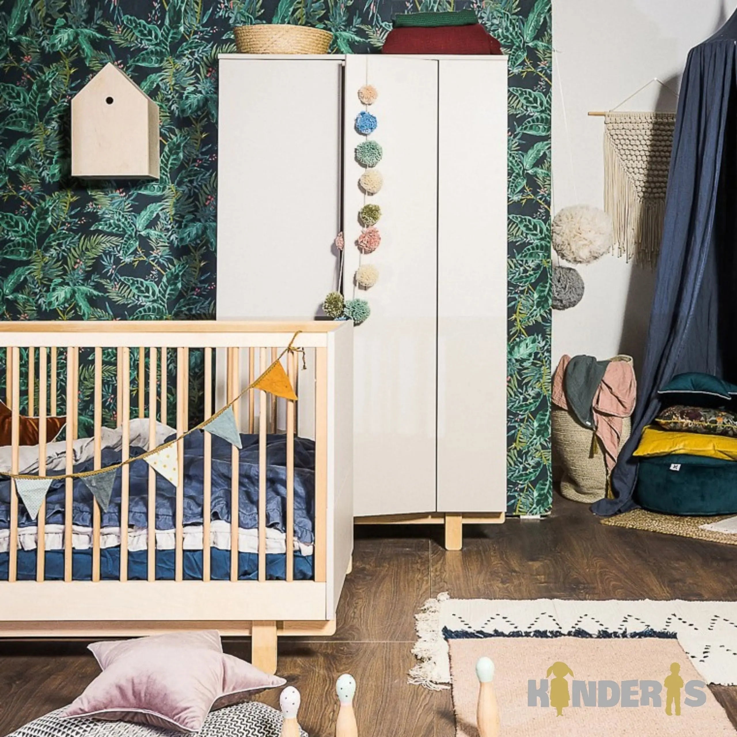 reguliuojama kudikio lovyte kuri yra pastatyta vaiko kambaryje