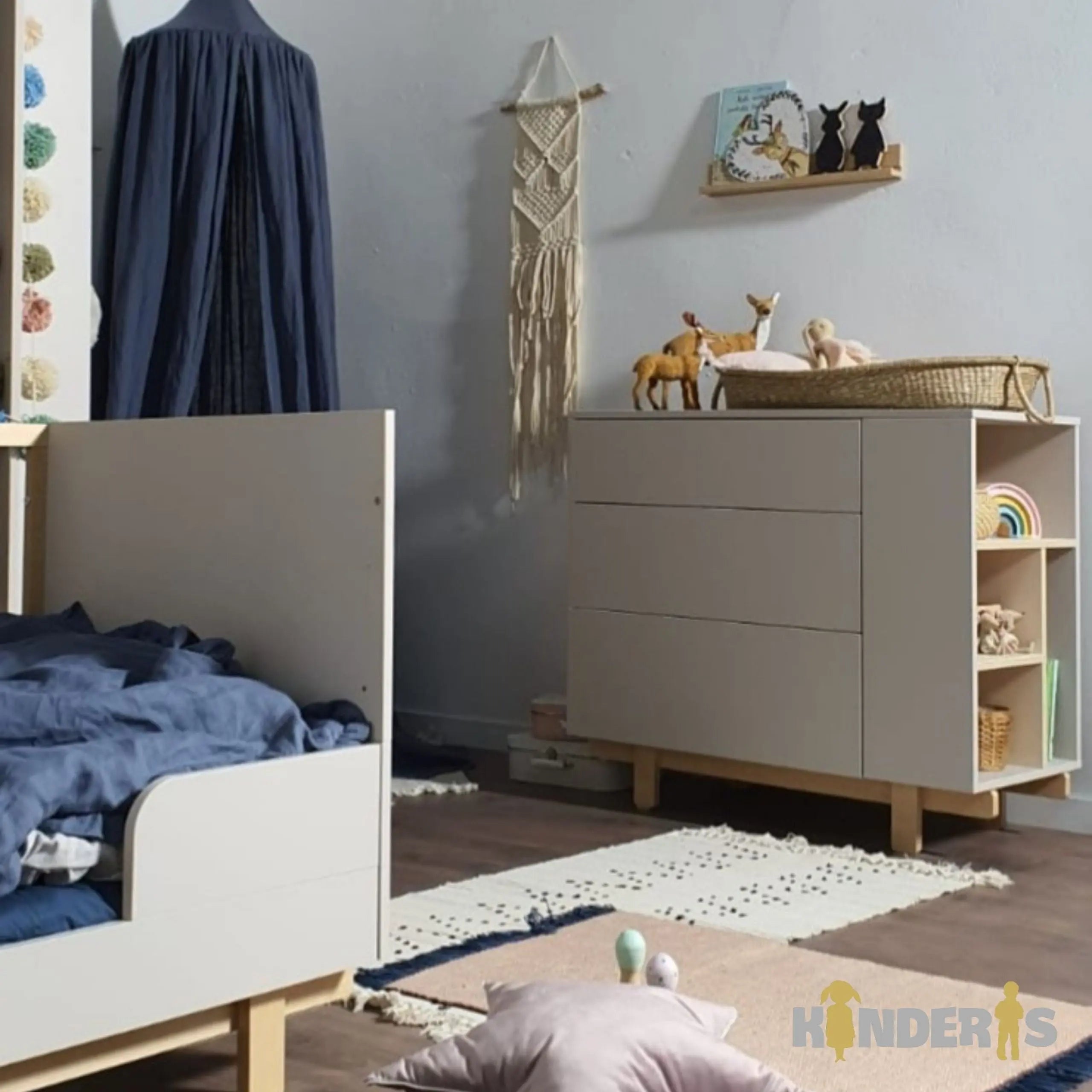 reguliuojama kudikio lovyte kuri yra pastatyta vaiko kambaryje