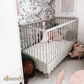 kudikio lovyte su papildomis apsauginemis sienelmis pastatyta vaiko kambaryje