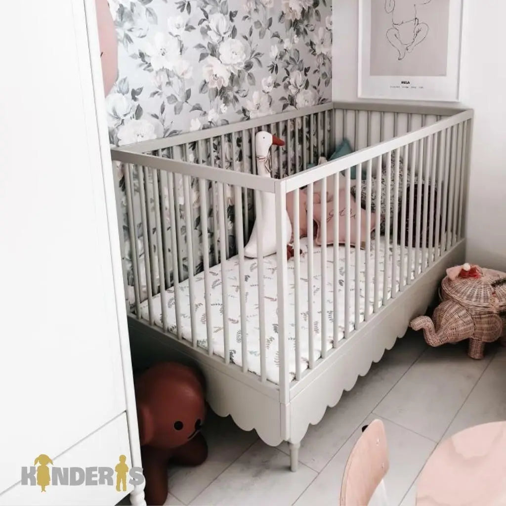 kudikio lovyte su papildomis apsauginemis sienelmis pastatyta vaiko kambaryje