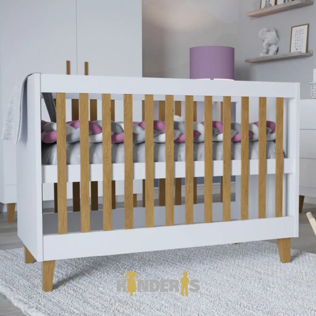 moderni balta kudikio lovyte pastatyta vaiko kambaryje