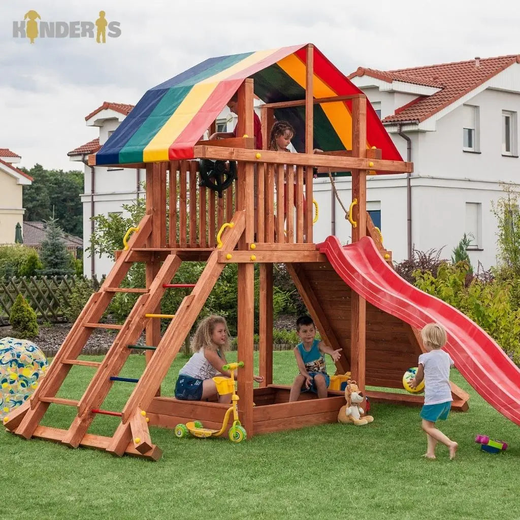 medinis vaikiskas zaidimu namelis pastatytas lauke