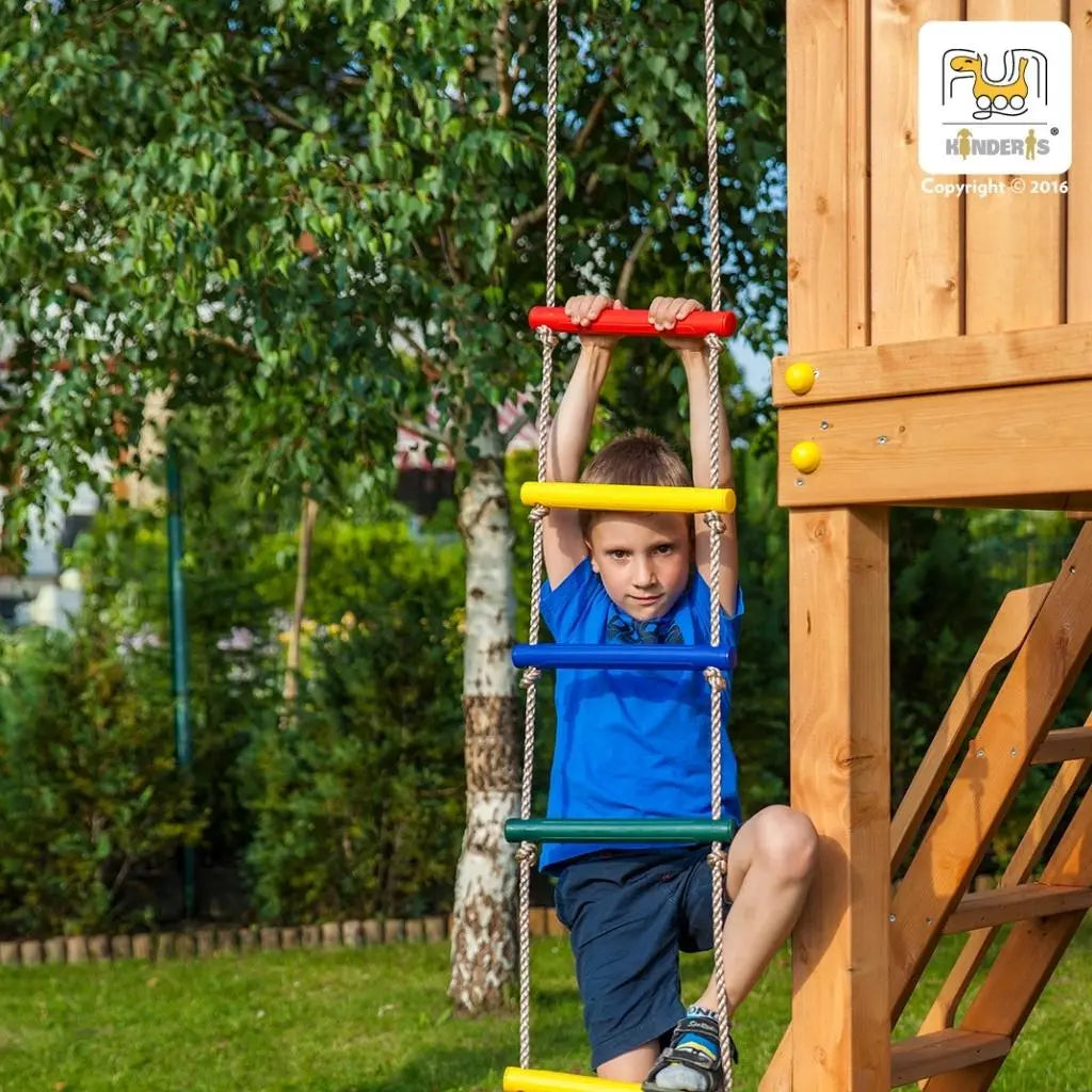 medinis vaikiskas zaidimu namelis pastatytas lauke