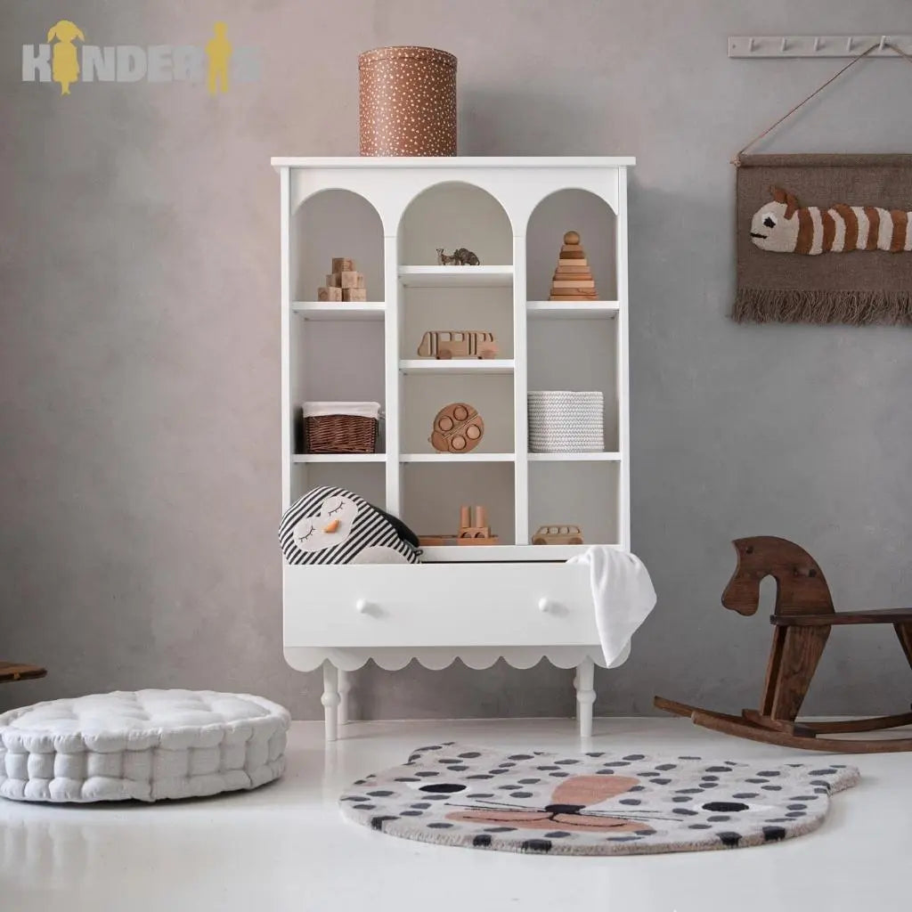 knygu ir zaislu lentyna su skirtingai stalcicais pastatyta vaiku kambaryje