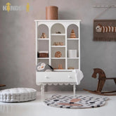 knygu ir zaislu lentyna su skirtingai stalcicais pastatyta vaiku kambaryje