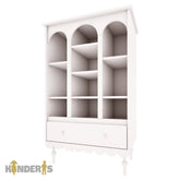 knygu ir zaislu lentyna su skirtingai stalcicais pastatyta vaiku kambaryje