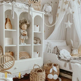 knygu ir zaislu lentyna su skirtingai stalcicais pastatyta vaiku kambaryje