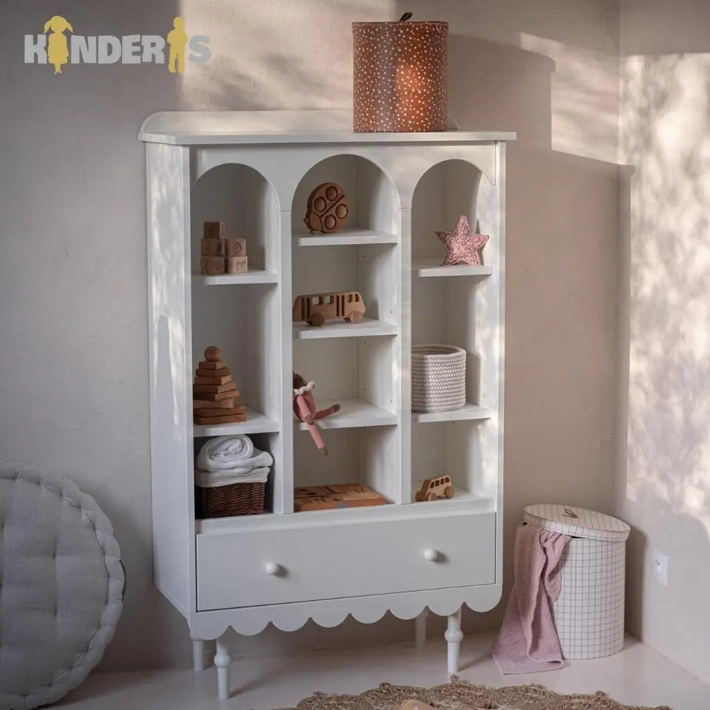 knygu ir zaislu lentyna su skirtingai stalcicais pastatyta vaiku kambaryje