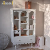 knygu ir zaislu lentyna su skirtingai stalcicais pastatyta vaiku kambaryje