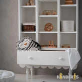 knygu ir zaislu lentyna su skirtingai stalcicais pastatyta vaiku kambaryje