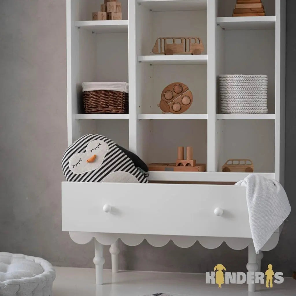 knygu ir zaislu lentyna su skirtingai stalcicais pastatyta vaiku kambaryje