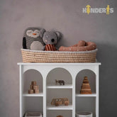 knygu ir zaislu lentyna su skirtingai stalcicais pastatyta vaiku kambaryje