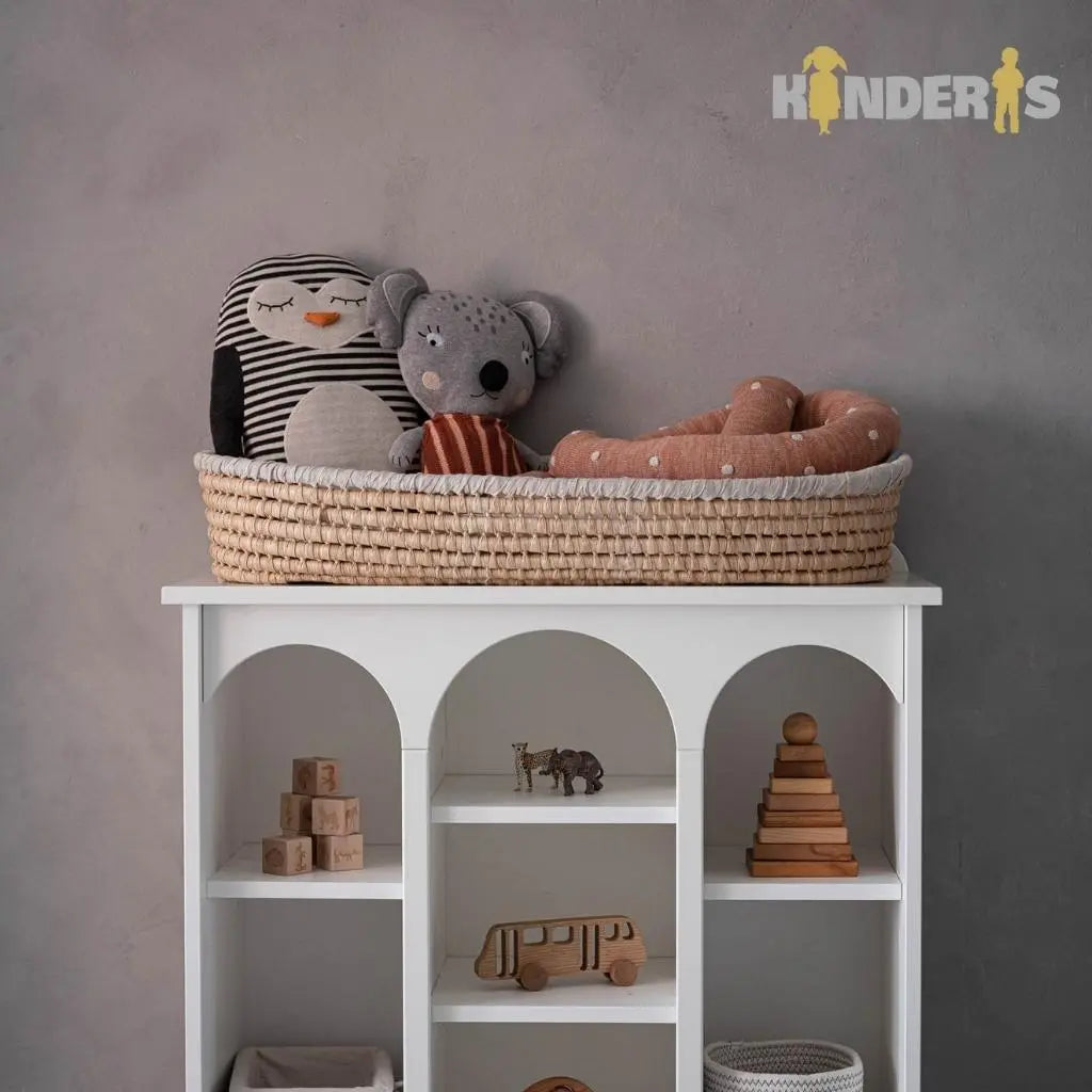 knygu ir zaislu lentyna su skirtingai stalcicais pastatyta vaiku kambaryje