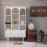 knygu ir zaislu lentyna su skirtingai stalcicais pastatyta vaiku kambaryje