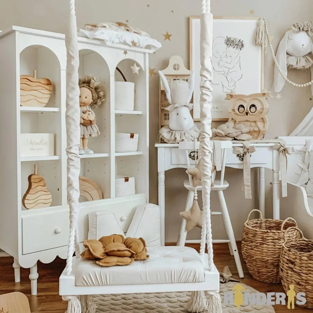 knygu ir zaislu lentyna su skirtingai stalcicais pastatyta vaiku kambaryje