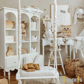 knygu ir zaislu lentyna su skirtingai stalcicais pastatyta vaiku kambaryje