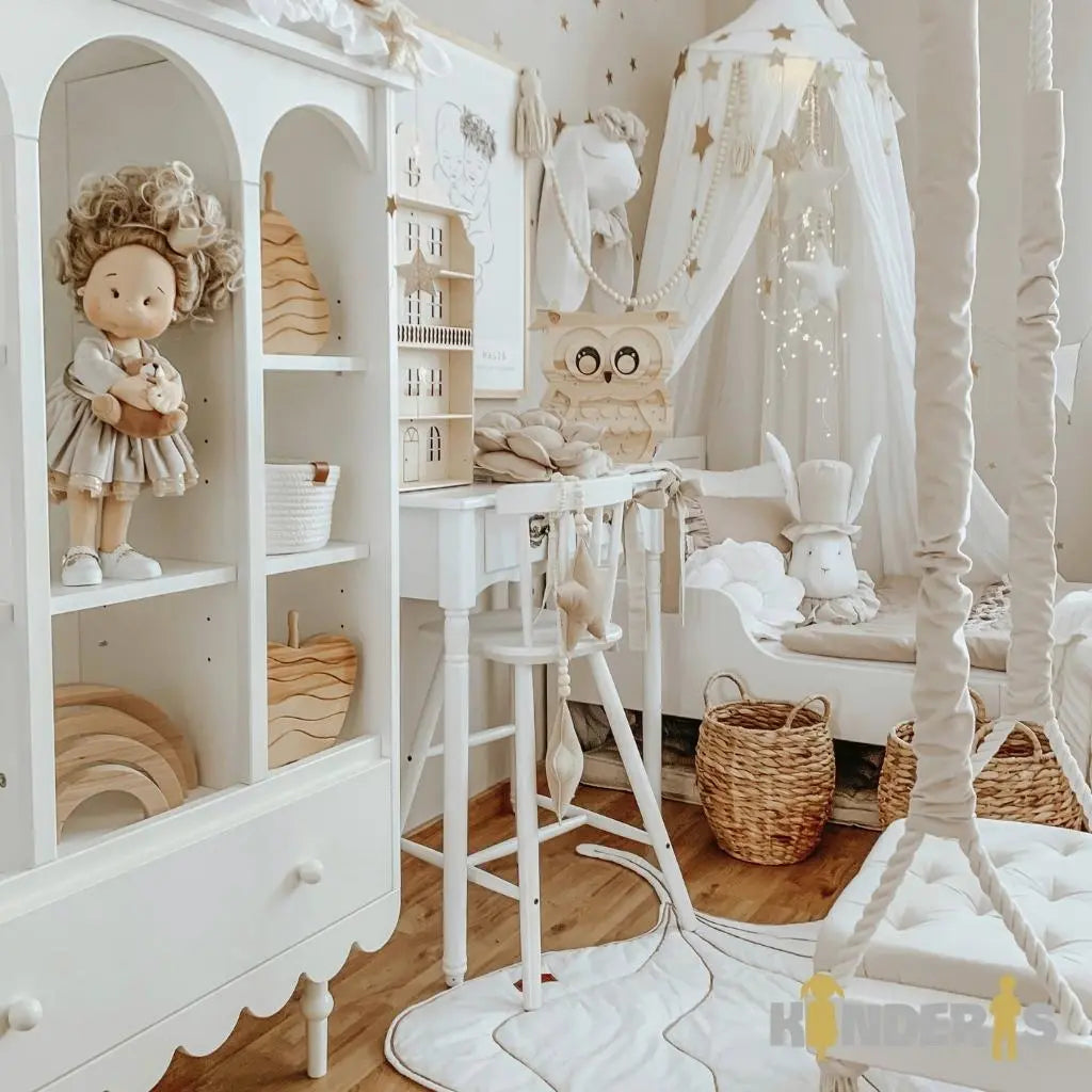 knygu ir zaislu lentyna su skirtingai stalcicais pastatyta vaiku kambaryje