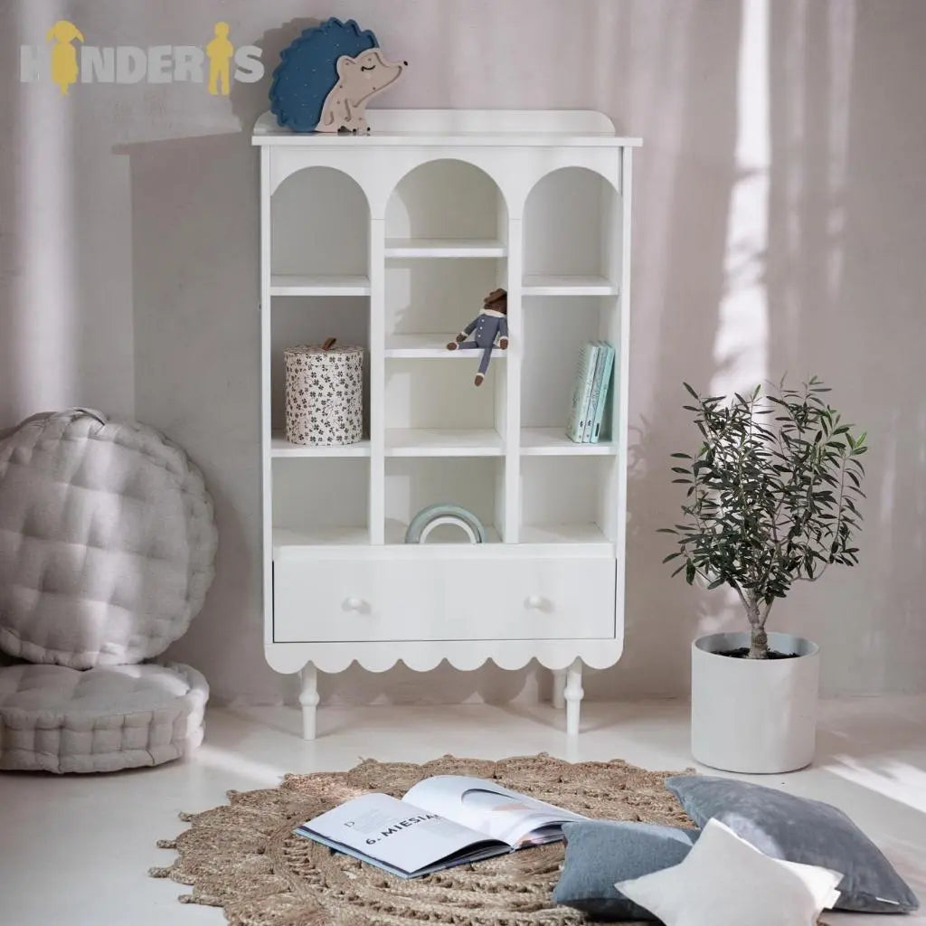 knygu ir zaislu lentyna su skirtingai stalcicais pastatyta vaiku kambaryje