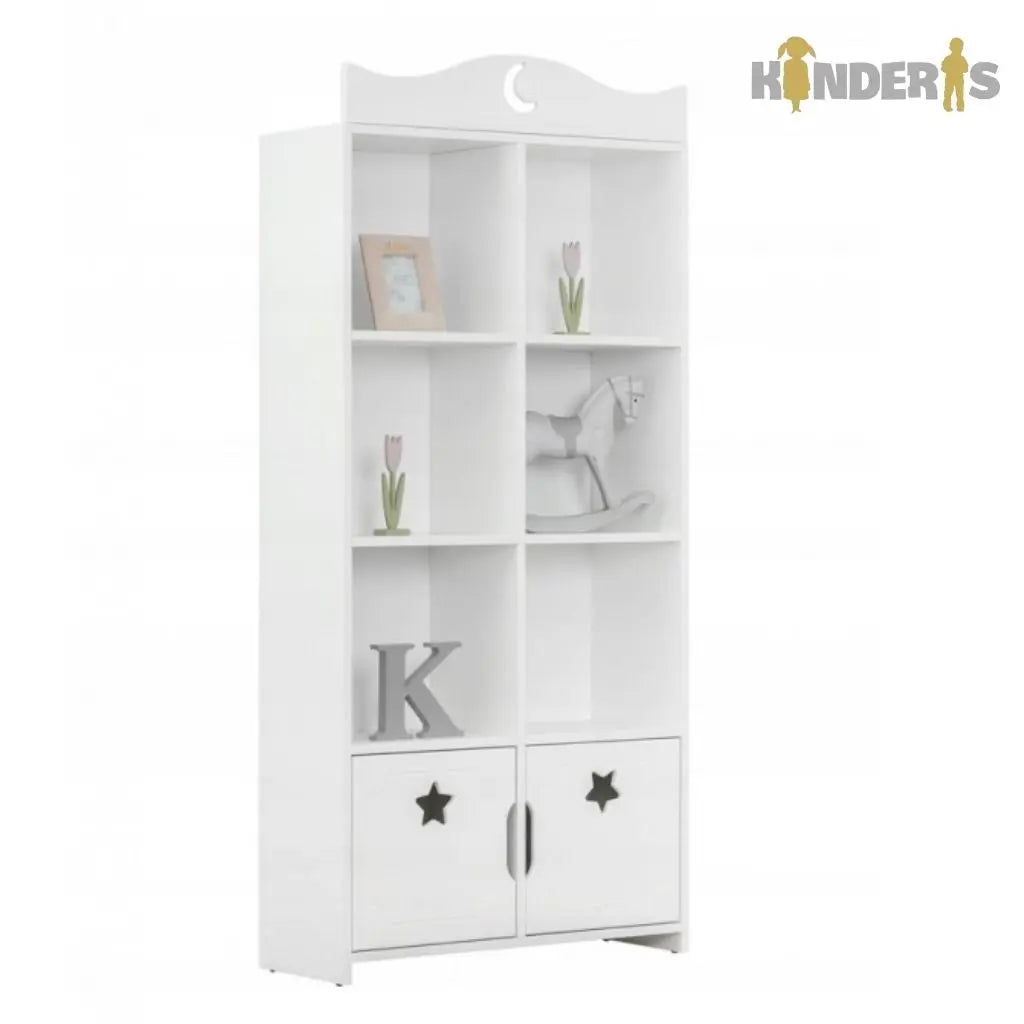 balta knygu ir zaislu lentyna pastatyta vaiko kambaryje