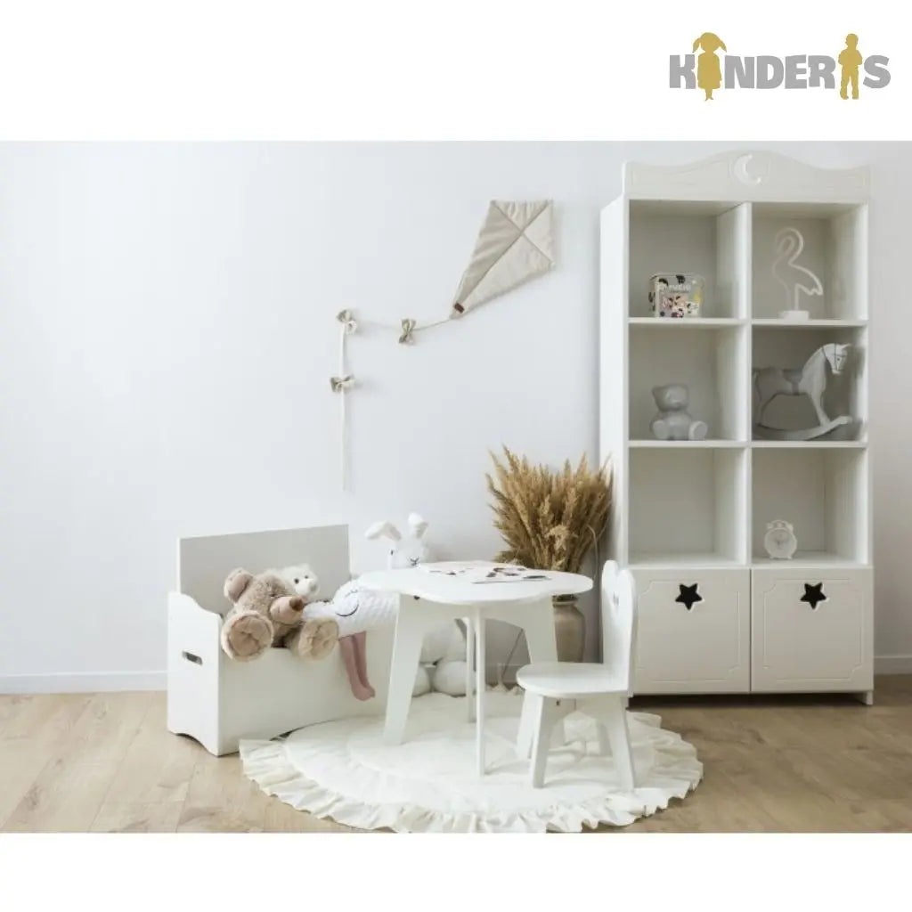 balta knygu ir zaislu lentyna pastatyta vaiko kambaryje