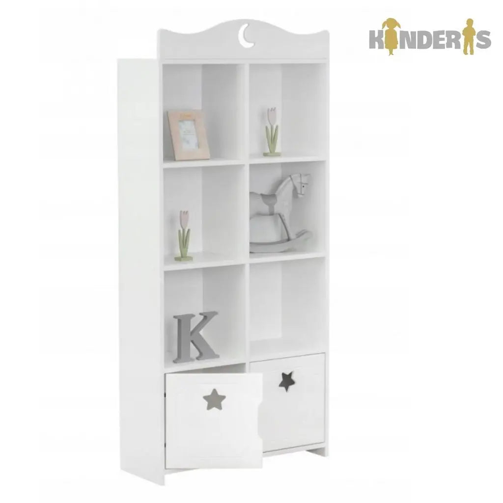 balta knygu ir zaislu lentyna pastatyta vaiko kambaryje