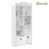 balta knygu ir zaislu lentyna pastatyta vaiko kambaryje