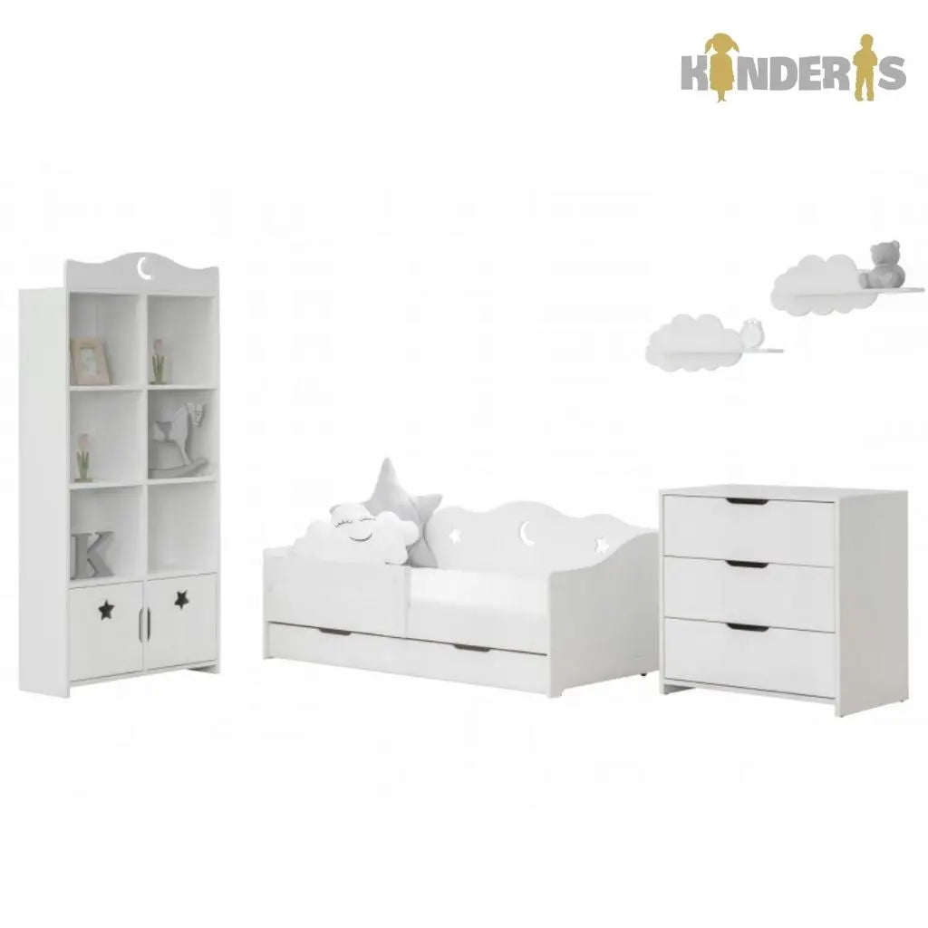 balta knygu ir zaislu lentyna pastatyta vaiko kambaryje