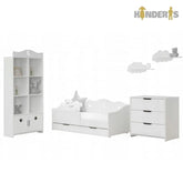 balta knygu ir zaislu lentyna pastatyta vaiko kambaryje