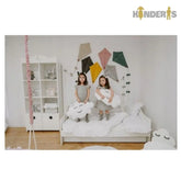 balta knygu ir zaislu lentyna pastatyta vaiko kambaryje