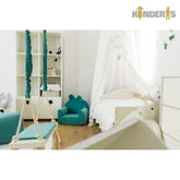 balta knygu ir zaislu lentyna pastatyta vaiko kambaryje