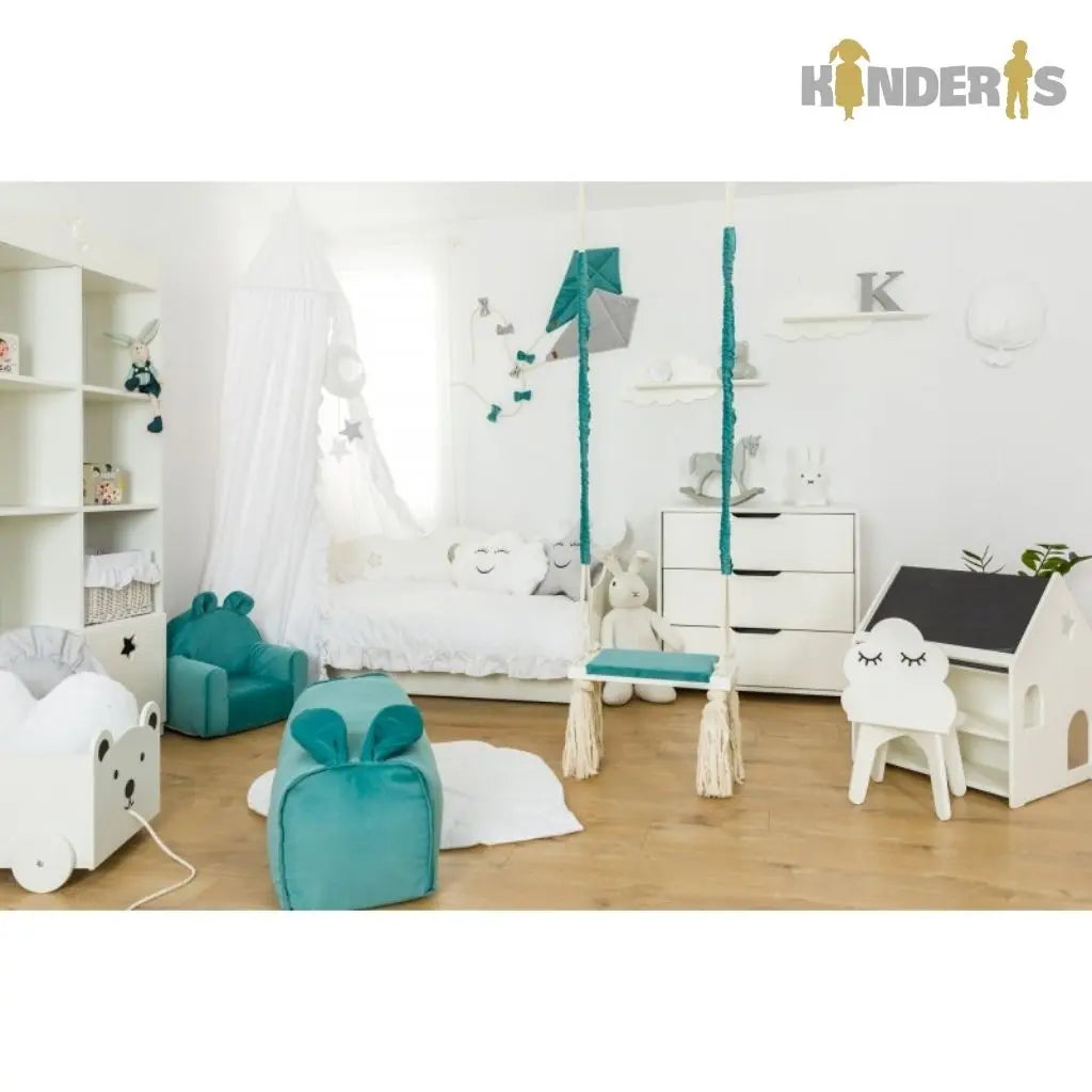 balta knygu ir zaislu lentyna pastatyta vaiko kambaryje