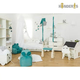 balta knygu ir zaislu lentyna pastatyta vaiko kambaryje