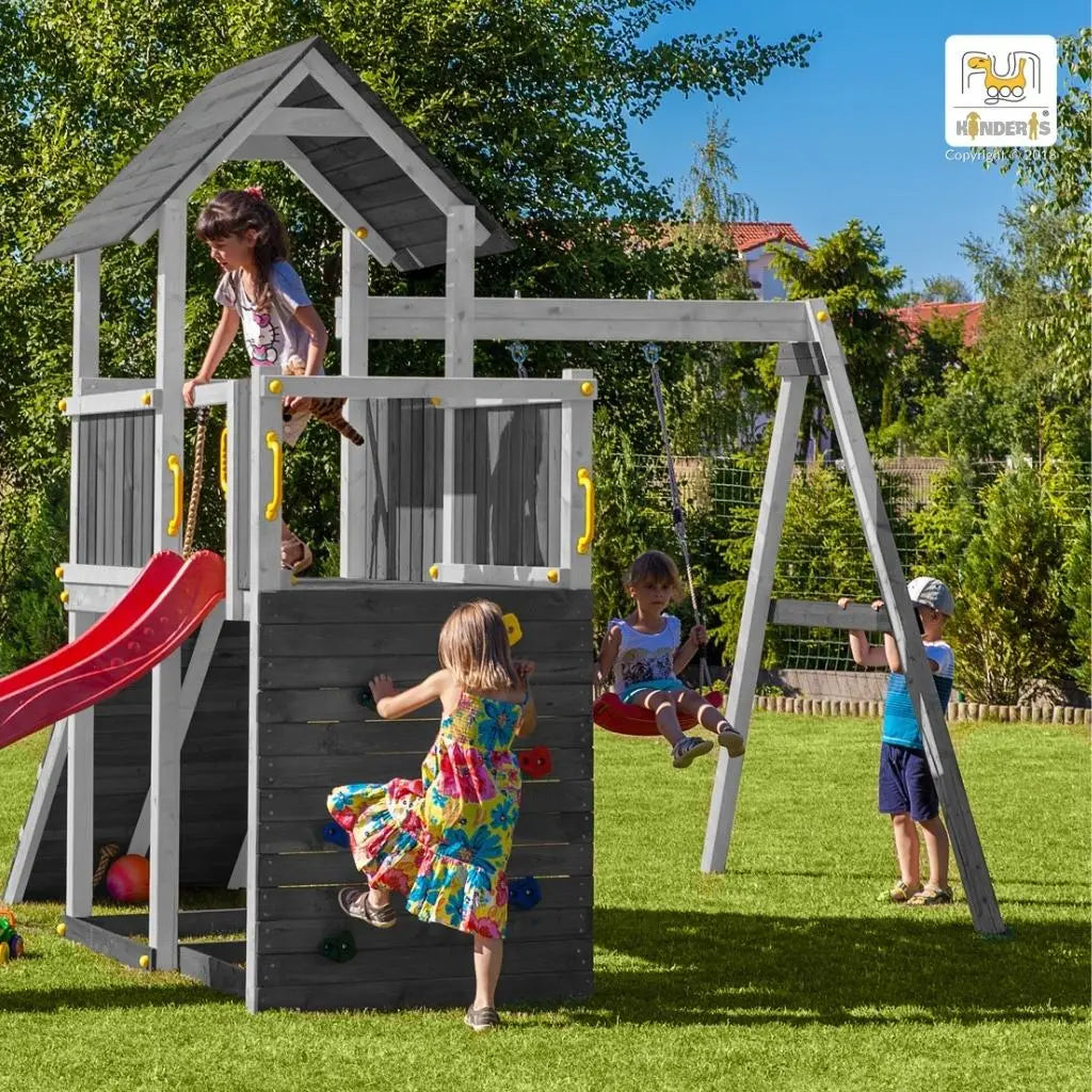 medine lauko zaidimu aikstele kuri yra pastatyta kieme