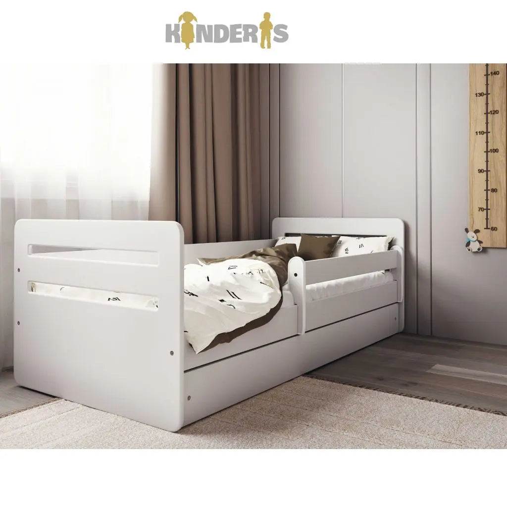 vaikiska lova su atskirais baldu komplektais pastatyta vaiku kambaryje