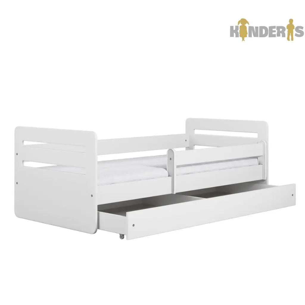 vaikiska lova su atskirais baldu komplektais pastatyta vaiku kambaryje