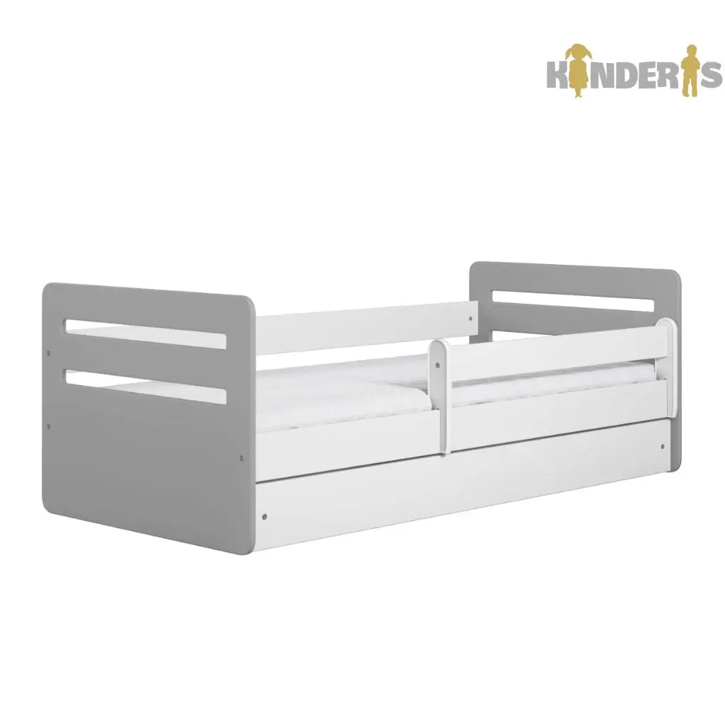 vaikiska lova su atskirais baldu komplektais pastatyta vaiku kambaryje