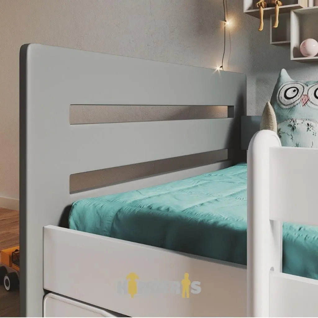 vaikiska lova su atskirais baldu komplektais pastatyta vaiku kambaryje