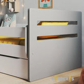 vaikiska lova su atskirais baldu komplektais pastatyta vaiku kambaryje