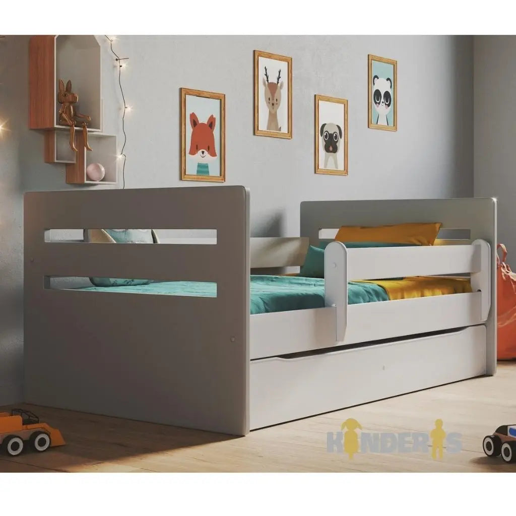 vaikiska lova su atskirais baldu komplektais pastatyta vaiku kambaryje