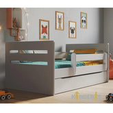 vaikiska lova su atskirais baldu komplektais pastatyta vaiku kambaryje