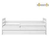 vaikiska lova su atskirais baldu komplektais pastatyta vaiku kambaryje