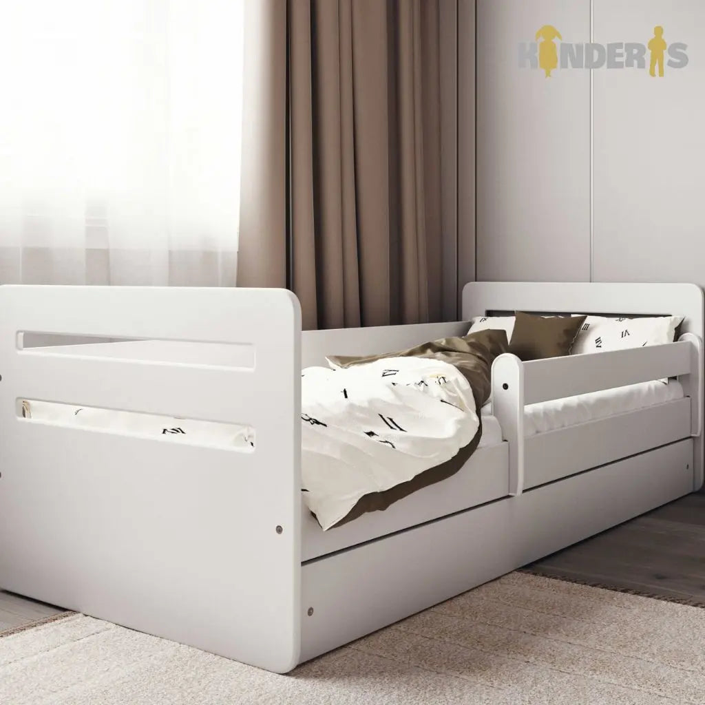 vaikiska lova su atskirais baldu komplektais pastatyta vaiku kambaryje