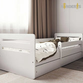 vaikiska lova su atskirais baldu komplektais pastatyta vaiku kambaryje